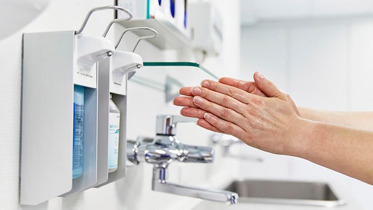 Hände werden gewaschen und desinfiziert